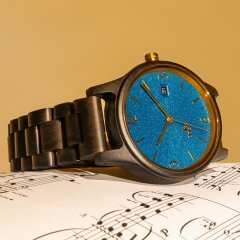 Opis UR-U1 : Montre Classique Unisexe Rétro en Bois de Santal Noir avec Cadran Texturé Unique Bleu et Parties Métalliques Or